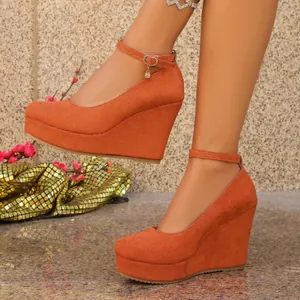Elegante orangefarbene Wildleder-Keilschuhe mit runder Kappe und hohem Plateau für Damen.