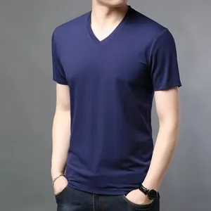 Gros plan d'un t-shirt homme bleu marine à col en V en tissu respirant