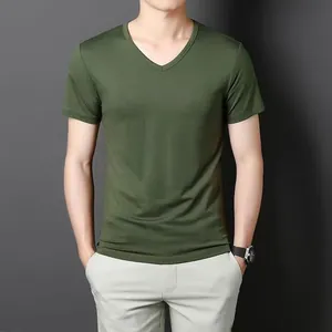 Détail d'un t-shirt homme vert olive à col en V, manches courtes et coupe ajustée.