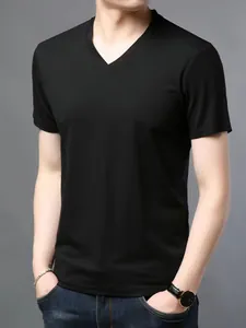 T-shirt noir à col en V pour homme, coupe ajustée, en tissu respirant de qualité