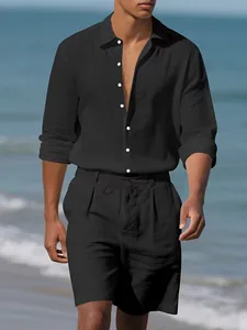 Nahaufnahme eines schwarzen Leinen-Strandsets für Herren mit Langarmhemd und Shorts