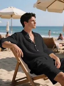 Detailansicht eines atmungsaktiven schwarzen Leinen-Sets für Herren am sonnigen Strand