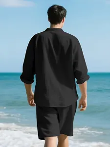Detailansicht von hinten: schwarzes Leinen-Freizeitset für Herren an einem sonnigen Strand