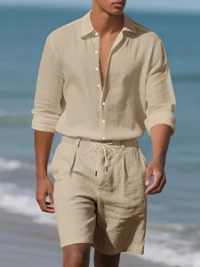 Detailansicht eines atmungsaktiven beigen Herren-Strandsets aus Leinen am Strand