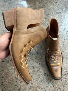 Détail de bottines Chelsea marron pour femmes avec broderies et découpes latérales