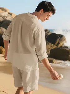 Rückansicht eines Mannes in beigem Leinenhemd und Shorts an einem Strand