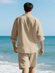 Rückansicht eines beige Leinen-Sets für Herren mit Hemd und Shorts am sonnigen Strand