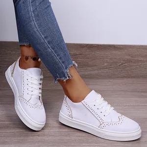 Λεπτομερής όψη λευκών sneakers με πλατφόρμα, σχέδιο brogue και κορδόνια