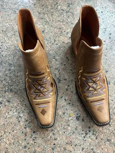 Vue détaillée de bottines Chelsea pour femmes avec broderie géométrique complexe.