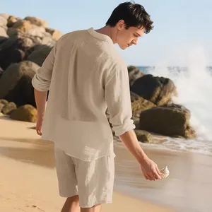 Bequemes Herren-Leinen-Set für den Strand mit langärmligem Hemd und passenden Shorts in Beige
