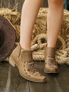 Bottines Chelsea marron clair pour femmes avec broderie et découpe latérale