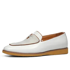 Eleganti mocassini da uomo in pelle bianca con suola spessa in gomma stile British