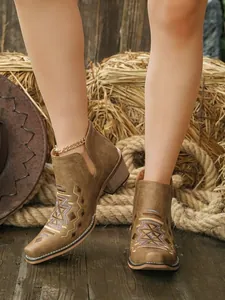 Vue détaillée de bottines western brodées marron avec un élégant talon bloc en bois massif