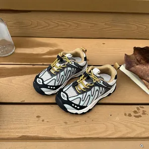 Détail de baskets en mesh respirant pour enfants avec des lacets jaunes élégants