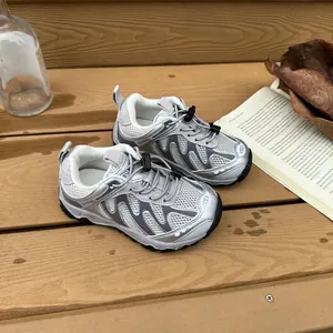 Vue détaillée de baskets en maille grise respirante pour enfants avec lacets à serrage