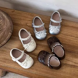 Zapatos Mary Jane para niños pequeños con perlas y lazos en colores plata, crema y marrón