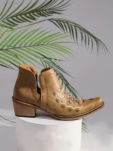 Bottines marron style western avec broderie géométrique et découpes latérales