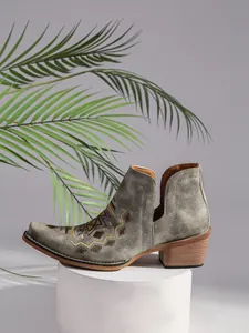 Bottines bohèmes en daim gris avec broderie géométrique et talon bloc en bois chic