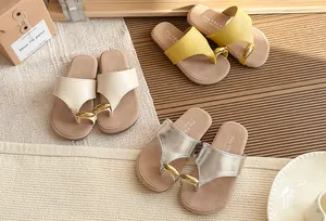 Elegantes sandalias de dedo para verano con detalle de perla dorada en amarillo y plata