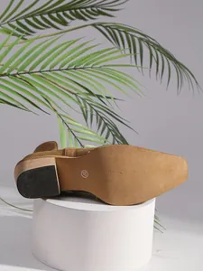 Vue détaillée de la semelle d'une bottine Chelsea marron avec talon aspect bois