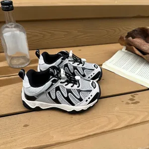 Vue détaillée des baskets respirantes pour enfants avec tige en mesh et lacets