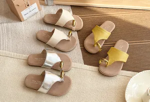 Primer plano de chanclas elegantes de estilo hada en tres opciones de colores refinados