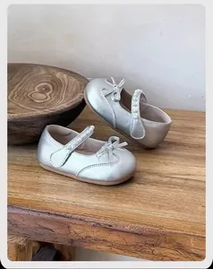 Elegantes merceditas plateadas para niña con tira de perlas y lazo para primavera otoño