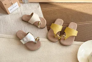Vista detallada de sandalias para mujer con perla dorada en beige, plata y amarillo