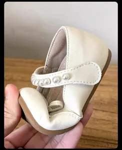 Detalle que muestra la suela blanda y flexible de los zapatos Mary Jane con perlas para niñas.