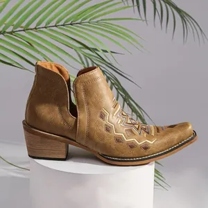 Bottines Chelsea style western avec broderies ethniques et talon bloc en bois épais