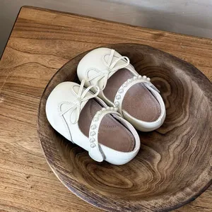 Elegantes zapatos de princesa blancos para niña con detalle de lazo y perlas finas