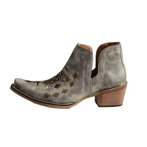 Bottines Chelsea grises rétro pour femmes avec broderies et talon épais en bois texturé