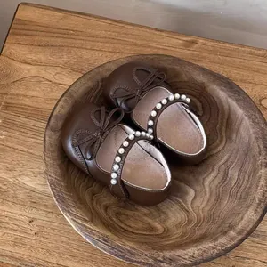Elegantes zapatos Mary Jane marrón de princesa para niñas con lazos y correas de perlas