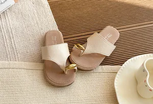 Vista superior de chanclas crema para mujer con detalles dorados y suela de plataforma
