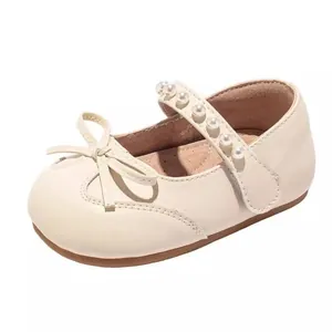 Elegantes zapatos de princesa para niños en color crema con correa de perlas y lazo