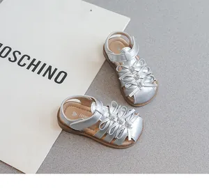 Detailansicht silberner Mädchensandalen mit süßen Schleifenakzenten und weichen Innensohlen.
