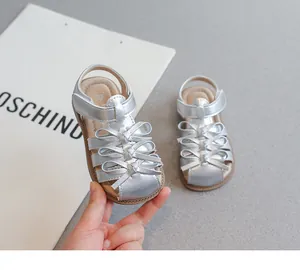 Detailaufnahme der silbernen Babysandalen für Mädchen mit süßem Schleifen-Design