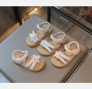 Detailansicht von Mädchen Sommersandalen mit Perlen und Netzblumen Dekor