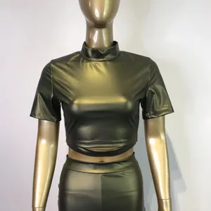 Μπροστινή όψη του σέξι σετ crop top και κολάν από δέρμα PU σε λαδί χρώμα σε μανεκέν