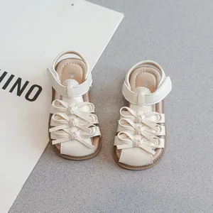 Elegante cremefarbene Mädchen-Sandalen mit drei Schleifen und Knöchelriemen