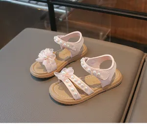 Detailansicht der rosa Prinzessinnen-Sandalen für Mädchen mit Perlen und Mesh-Blumen
