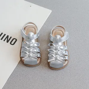Süße silberne Mädchensandalen mit Schleifendesign und weichen Sohlen für Lauflerner