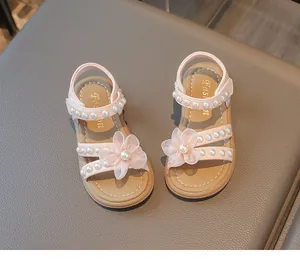 Detailansicht von rosa Sandalen für Mädchen mit eleganten Perlen- und Blumenakzenten