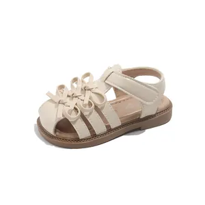 Süße beige Mädchensandalen mit dekorativen Schleifen und weichen Sohlen für Kleinkinder