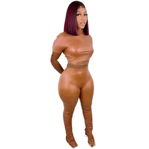 Conjunto sexy de dos piezas de cuero PU con top corto y pantalones ajustados de talle alto