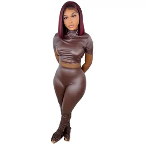 Conjunto sexy de dos piezas de cuero PU marrón con top corto y leggings de cintura alta
