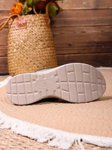 Λεπτομερές κοντινό πλάνο της αντιολισθητικής σόλας μιας κομψής γυναικείας πλατφόρμας