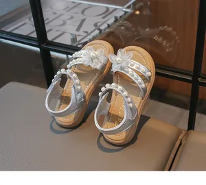 Detaillierte Ansicht der silbernen Mädchensandalen mit Blumen und Perlen