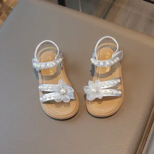 Elegante silberne Mädchensandalen mit Perlen- und Blumendekor
