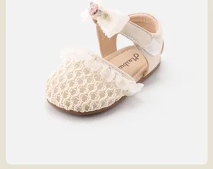 Detailaufnahme von eleganten cremefarbenen Netz-Sandalen mit Spitze und Schleife für Mädchen